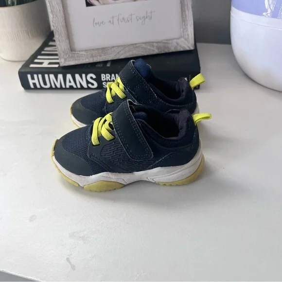 Assorted toddler size 6 shoes - Picture 6 of 8